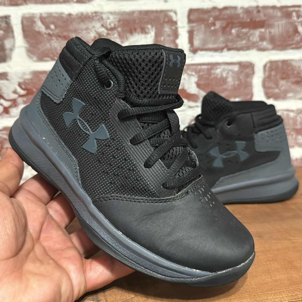 Under Armour Kids Shoes Sz 1Y
